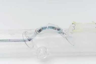 Beyaz arka planda kırık ampuller. Kırık ampuller yanmış. Spot ışıkları için çarpma ampulünün ayrıntıları