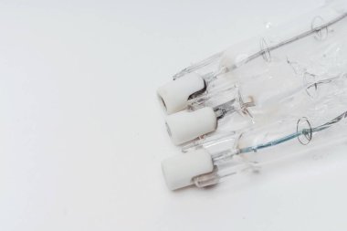 Beyaz arka planda kırık ampuller. Kırık ampuller yanmış. Spot ışıkları için çarpma ampulünün ayrıntıları