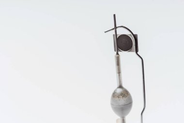 Beyaz arka planda kırık bir halojen lamba. Kırık bir ampulün içindeki akkor boşaltımı tüpü. Ampul ayrıntıları yakın plan