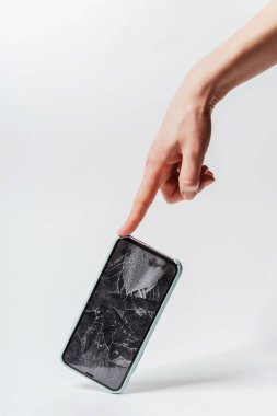 Beyaz arka planda kırık ekranı olan bir akıllı telefon. Akıllı telefon için koruyucu camı kırın. Kırık ekranlı pahalı bir akıllı telefon.