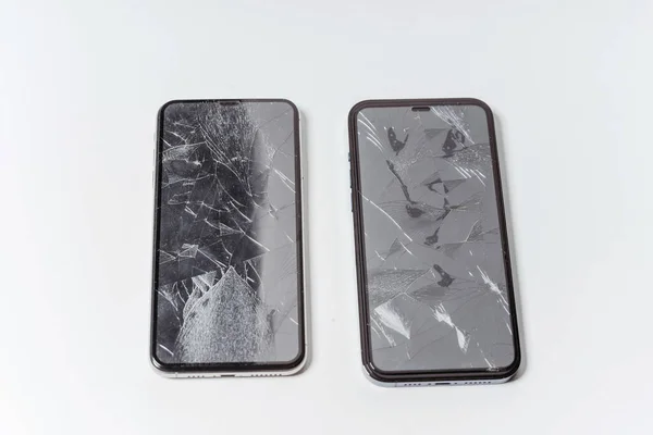 Dos Teléfonos Inteligentes Rotos Sobre Fondo Blanco Crash Vidrio Templado — Foto de Stock