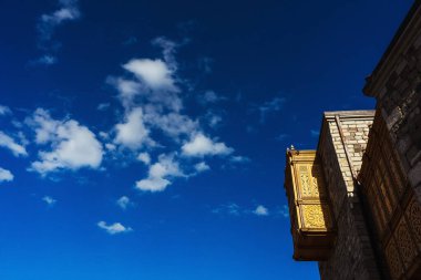 Akhaltsikhe 'deki eski ahşap pencere ve kapılar. Rabat Kalesi turistik bir yer. Gürcistan 'daki tarihi site