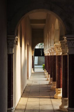 Akhaltsikhe 'deki eski binalar. Rabat kalesindeki taş koridorlar. Gürcistan 'daki tarihi site
