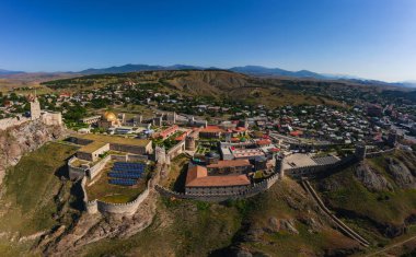 Bir İHA 'dan Akhaltsikhe kalesinin fotoğrafı. Georgia 'da turistik bir yer. Rabat Kalesi