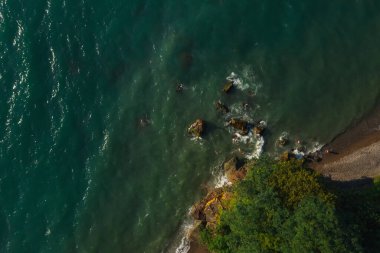 Botanik bahçesindeki setten. Batumi sahilinde bir yer. Turistler için kayalık plaj. Gürcistan 'da yüzme yeri