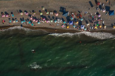 Botanik bahçesindeki setten. Batumi sahilinde bir yer. Turistler için kayalık plaj. Gürcistan 'da yüzme yeri