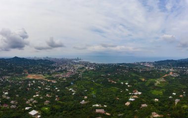 Batumi şehrinin insansız hava aracı panoraması. Karadeniz 'in fotoğrafı. Georgia 'daki manzara fotoğrafı.