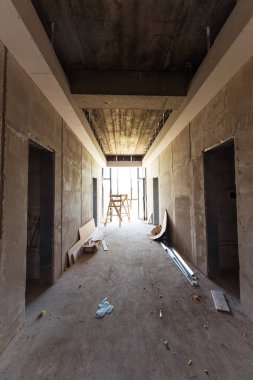 Dar İnşaat Koridoru Merdiven İle, Alan Yöneticisi Takvimi ve Güvenliği Gözden Geçir, Tavan Kanalları .