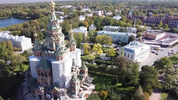 Aerial view of the Peter and Paul Cathedral in Peterhof, Szentpétervár, Oroszország — Stock videók