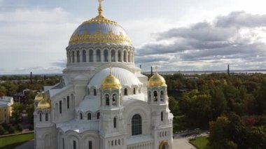 St. Nicholas Ortodoks Donanma Katedrali 'nin havadan görünüşü. 1903-1913 yılları arasında inşa edilmiş. Kronshtadt, St. Petersburg, Rusya