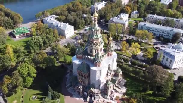 Aerial view of the Peter and Paul Cathedral in Peterhof, Szentpétervár, Oroszország — Stock videók