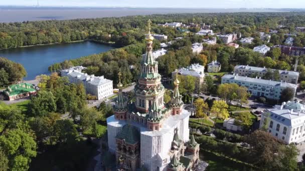 Aerial view of the Peter and Paul Cathedral in Peterhof, Szentpétervár, Oroszország — Stock videók