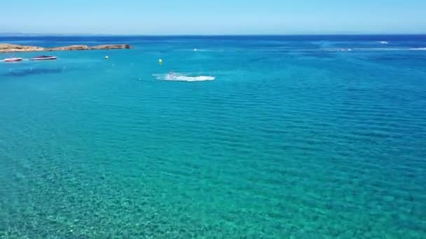 Embarque con mosca y paseos por mar en un soleado día de verano, Zakynthos, Grecia — Vídeos de Stock