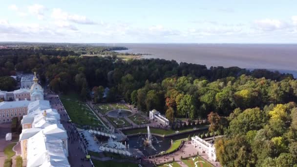 Luftaufnahme von Schloss Peterhof, mit den Gärten, Parks, Springbrunnen und Wasserkanälen im Hintergrund, Sankt Petersburg, Russland — Stockvideo