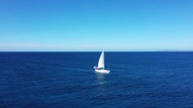 Zakynthos, Yunanistan 'da bir yelkenli yatının hava manzarası