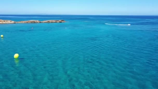 Embarque con mosca y paseos por mar en un soleado día de verano, Zakynthos, Grecia — Vídeos de Stock