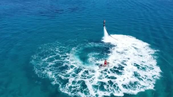 Fly boarding a jízda na moři v slunečném letním dni, Zakynthos, Řecko — Stock video