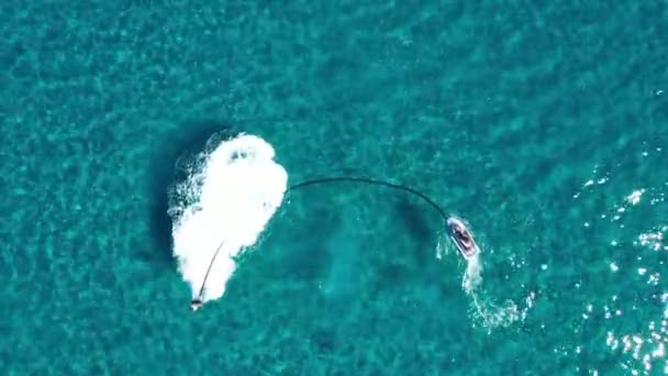 Planche à voile et équitation de mer par une journée d'été ensoleillée, Zante, Grèce — Video