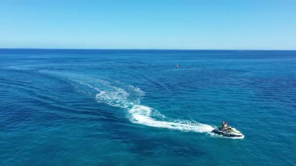 Повітряний вид реактивного лижного човна в глибокому блакитному морі, Закінтос, Греція. — стокове відео