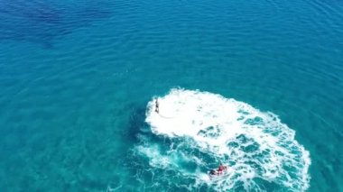Güneşli bir yaz gününde uçuş ve deniz yolculuğu, Zakynthos, Yunanistan