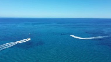 Motorlu bir teknenin tüpü çektiği hava görüntüsü. Zakynthos, Yunanistan