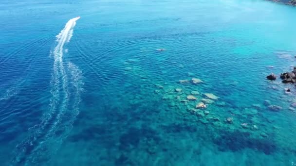 Vista aérea de un barco a motor remolcando un tubo. Zakynthos, Grecia — Vídeos de Stock