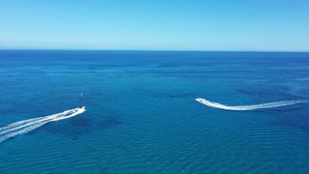 Vue aérienne d'un bateau à moteur remorquant un tube. Zakynthos, Grèce — Video