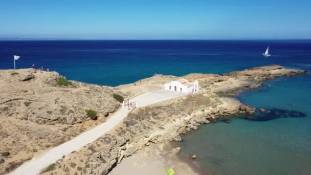 Vista aérea de la playa y la iglesia de San Nicolás, Zakynthos, Grecia — Vídeo de stock