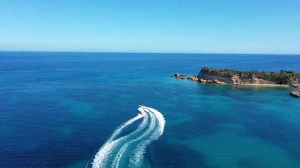 Vista aérea de un barco a motor remolcando un tubo. Zakynthos, Grecia — Vídeos de Stock