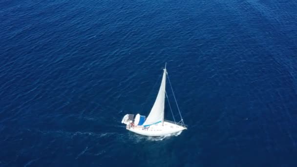 Vista aérea de un yate de vela, Zakynthos, Grecia — Vídeos de Stock