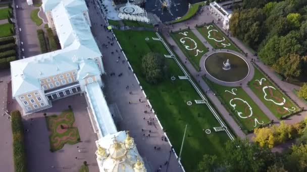 Flygfoto över Peterhofs palats, med trädgårdar, parker, fontäner vatten och vattenkanaler i bakgrunden, Sankt Petersburg, Ryssland — Stockvideo