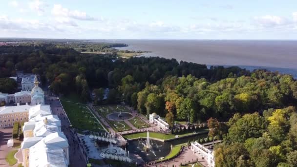 Vue aérienne du palais de Peterhof, avec les jardins, les parcs, les fontaines et les canaux d'eau en arrière-plan, Saint-Pétersbourg, Russie — Video