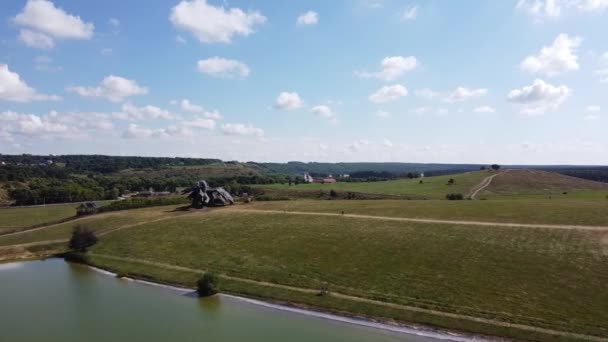 Region Lipezk, Eletz, Russland 2020: Luftaufnahme der riesigen Skulptur des dreiköpfigen Drachen. — Stockvideo