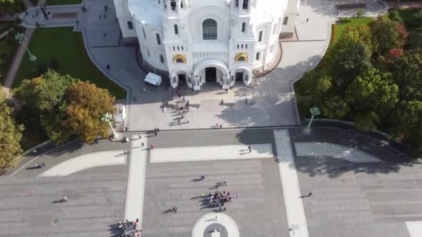 Luftaufnahme der orthodoxen Marinekathedrale von St. Nikolaus. Gebaut in den Jahren 1903-1913. Kronshtadt, St.Petersburg, Russland — Stockvideo