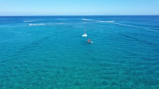 Fly boarding a jízda na moři v slunečném letním dni, Zakynthos, Řecko — Stock video