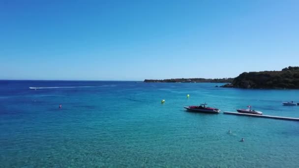 Vue aérienne d'un bateau à jet ski dans une mer de couleur bleu profond, zakynthos, Grèce — Video