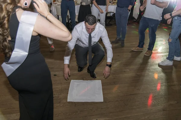 Retrato de un joven hermoso bailando con restaurante en el fondo, Londres, Reino Unido — Foto de Stock