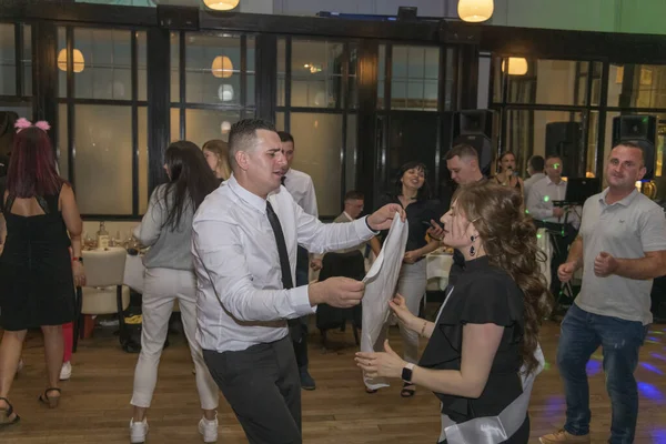 Retrato de jovem lindo casamento casal dançando com restaurante no fundo, Londres, Reino Unido — Fotografia de Stock