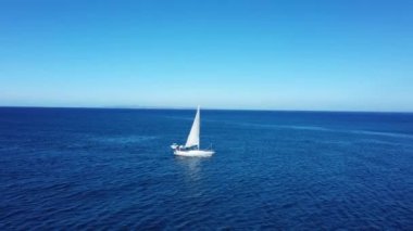 Zakynthos, Yunanistan 'da bir yelkenli yatının hava manzarası