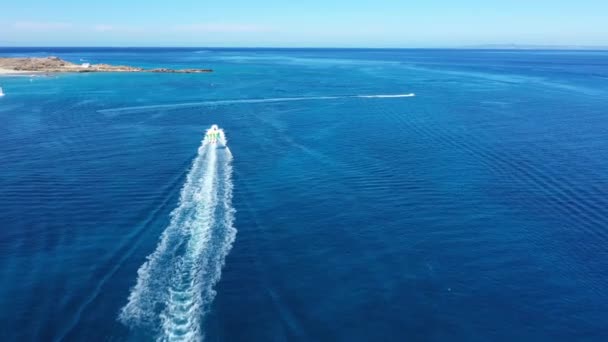 Vista aérea de un barco a motor remolcando un tubo. Zakynthos, Grecia — Vídeo de stock