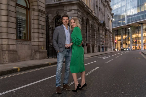 Joven pareja coqueta posando en una calle de City en Londres, Reino Unido — Foto de Stock
