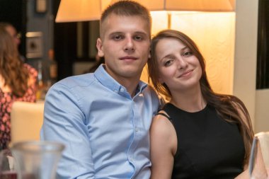 Londra, İngiltere 'de bir restoranda güzel bir çift.