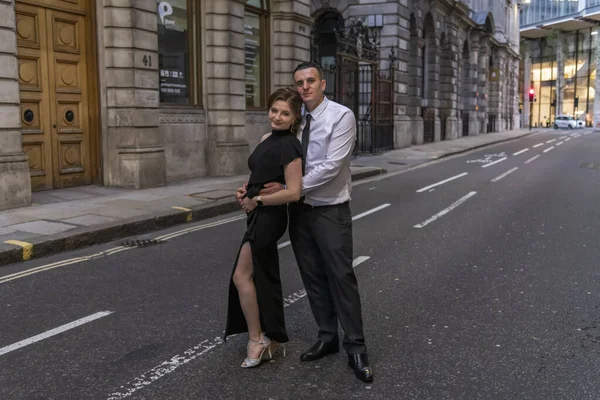 Joven pareja coqueta posando en una calle de City en Londres, Reino Unido — Foto de Stock