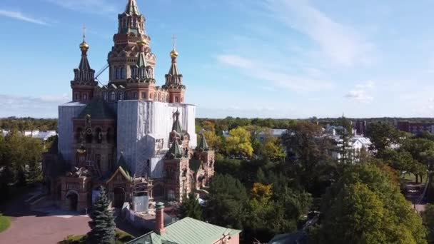 Αεροφωτογραφία του καθεδρικού ναού Πέτρου και Παύλου στο Peterhof, Αγία Πετρούπολη, Ρωσία — Αρχείο Βίντεο