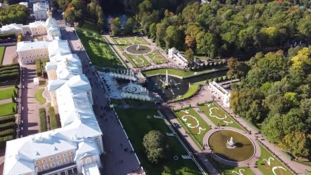 Luftaufnahme von Schloss Peterhof, mit den Gärten, Parks, Springbrunnen und Wasserkanälen im Hintergrund, Sankt Petersburg, Russland — Stockvideo