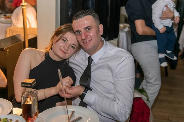 Hermosa pareja abrazándose en el restaurante, Londres, Reino Unido — Foto de Stock