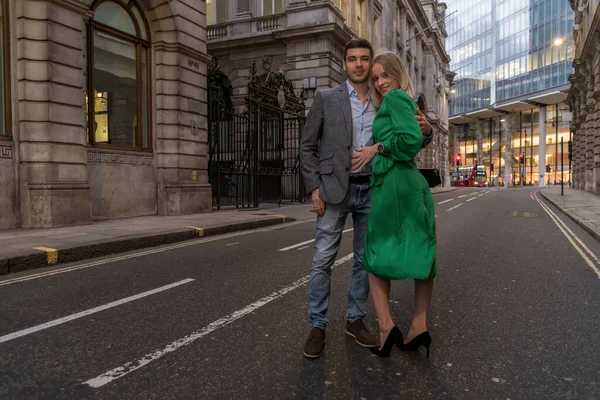 Junges Flirt-Paar posiert auf einer Straße in London, Großbritannien — Stockfoto