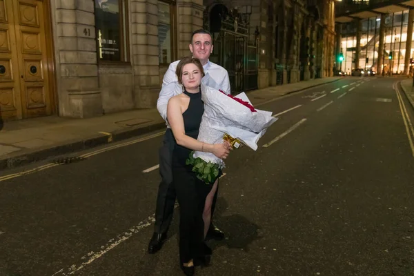 Novia y novio sosteniendo ramo de novia — Foto de Stock