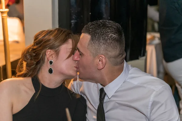 Bonito casal abraçando e beijando no restaurante, Londres, Reino Unido — Fotografia de Stock