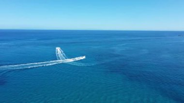 Motorlu bir teknenin tüpü çektiği hava görüntüsü. Zakynthos, Yunanistan